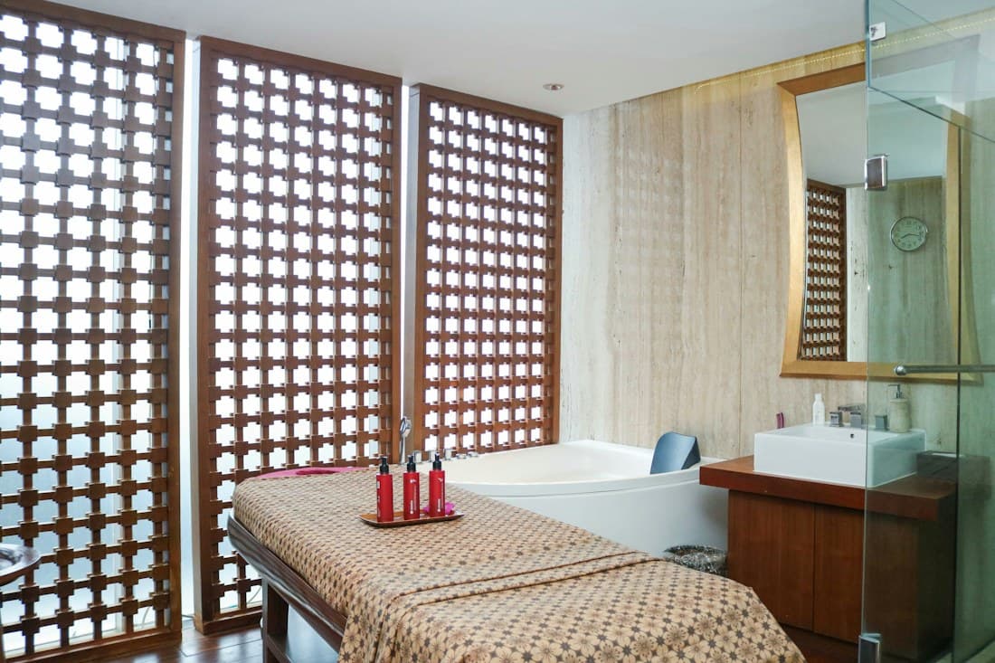 Cabina luminosa de spa preparada para un tratamiento de bienestar